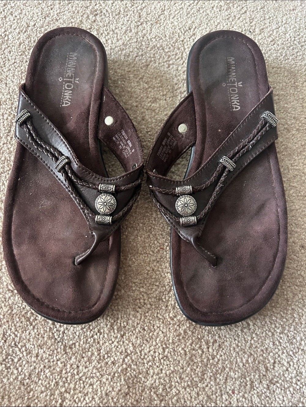 Minnetonka Brown Leather Concho Thong Sandals Women’s Size 8